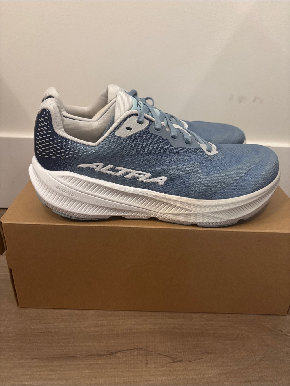 Altra women’s experience flow 3 light blue size 10 new with box
